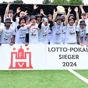 FC Teutonia Ottensen hebt den Pokal hoch.