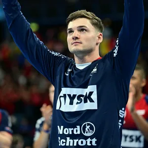 Kay Smits hebt die Arme empor, während er von den Fans gefeiert wird