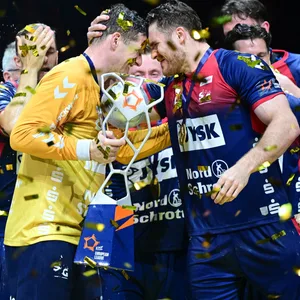 Europapokalsieger Flensburg jubelt in Hamburg.