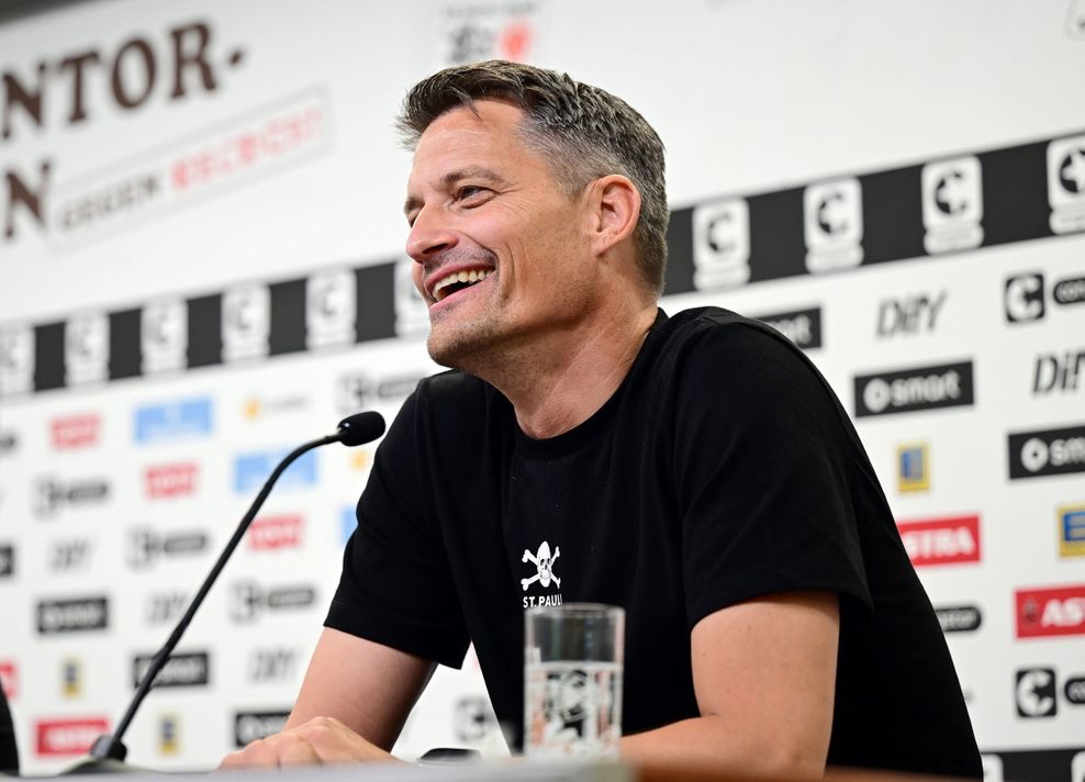 Alexander Blessin sitzt in seiner ersten Pressekonferenz beim FC St. Pauli.