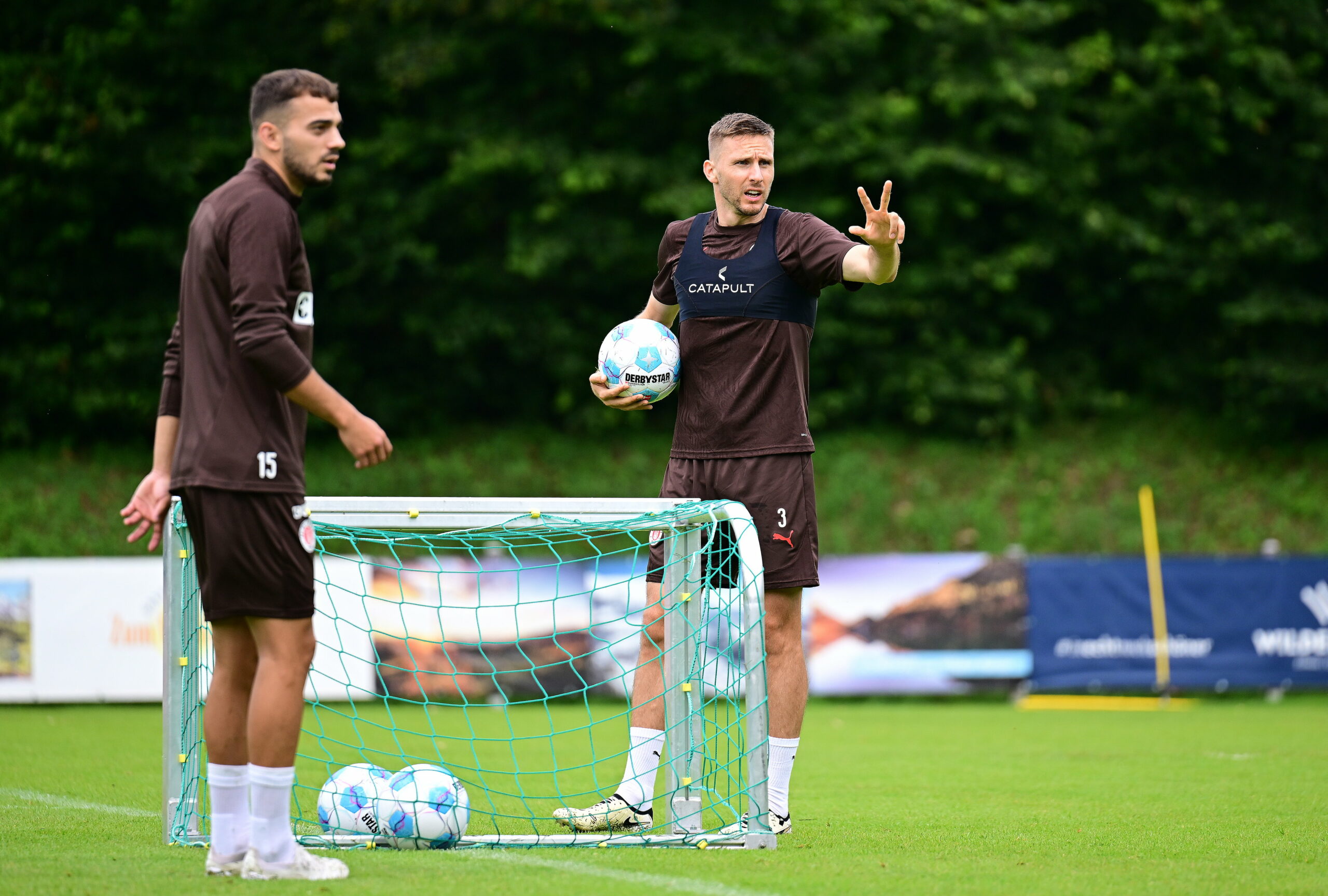 Danel Sinani und Karol Mets trainieren wieder mit St. Pauli.