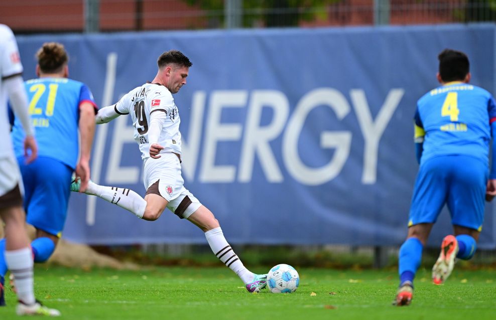 Andreas Albers verschießt gegen Eintracht Braunschweig einen Strafstoß.