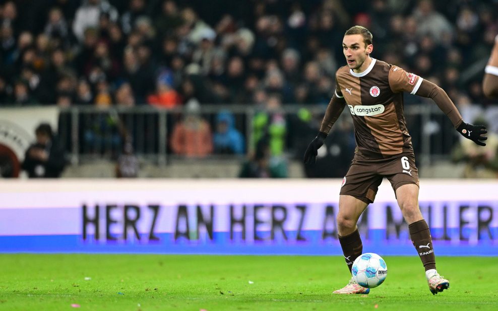 James Sands führt den Ball am Fuß.