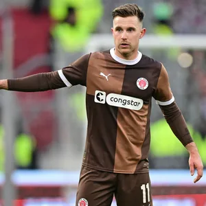 Johannes Eggestein zeigt etwas an.