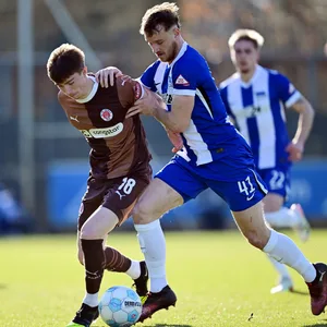 St. Paulis Scott Banks im Testspiel gegen Herthas Pascal Klemens