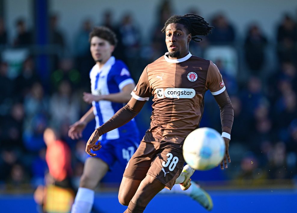 Romeo Aigbekaen stürzt im Testspiel gegen Hertha BSC Richtung Ball.