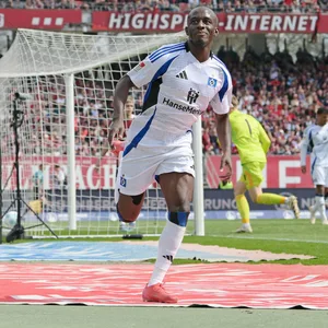Jean-Luc Dompé vom HSV jubelt in Nürnberg.