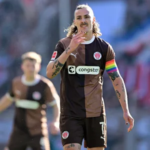 Jackson Irvine guckt misstrauisch.