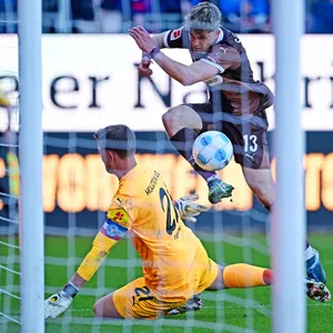 Noah Weißhaupt vor dem Tor zum 2:1 bei Holstein Kiel