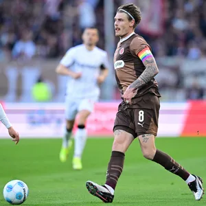 Eric Smith passt den ball zum Mitspieler.