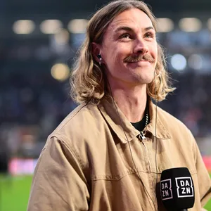Jackson Irvine mit DAZN-Mikrofon