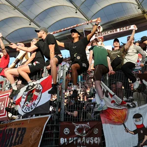 Fans des FC St. Pauli beim Auswärtsspiel bei Eintracht Frankfurt