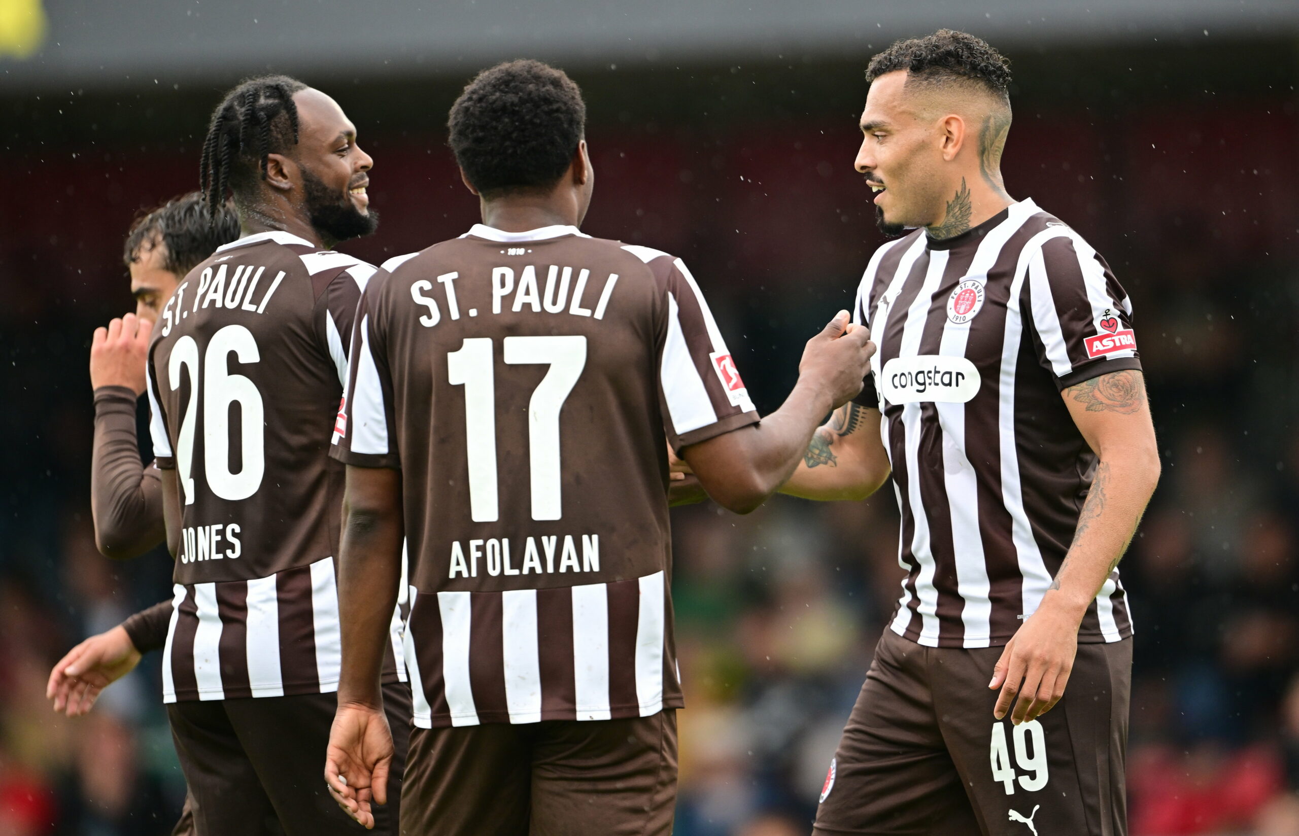 Die Profis des FC St. Pauli jubeln.