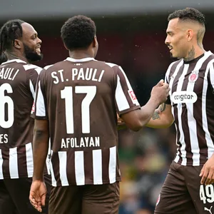 Die Profis des FC St. Pauli jubeln.