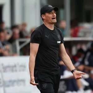 Alexander Blessin coacht beim Testspiel in Drochtersen.