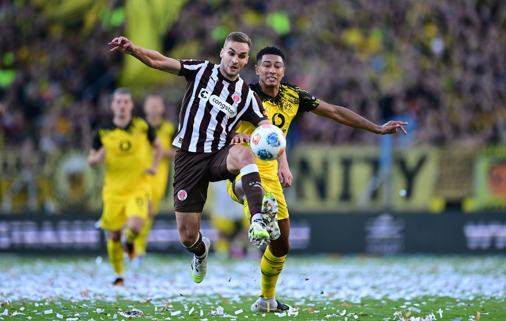 James Sands und Jobe Bellingham im Zweikampfduell