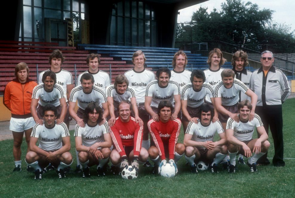 St. Paulis Mannschaft aus dem Jahr 1977 steht zum Foto