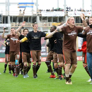 St. Paulis Profis feiern den Aufstieg in die Bundesliga 2010