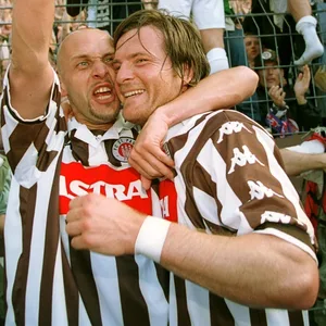 Holger Stanislawski und Markus Lotter feiern
