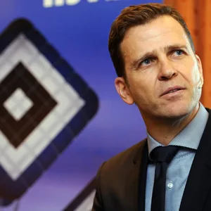 Oliver Bierhoff vor der HSV-Raute