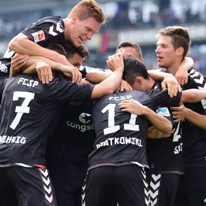 Jubelnde St. Pauli-Spieler