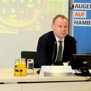 Torsten Voß (l.), Leiter des Hamburger Verfassungsschutzes, und Innensenator Andy Grote (SPD).