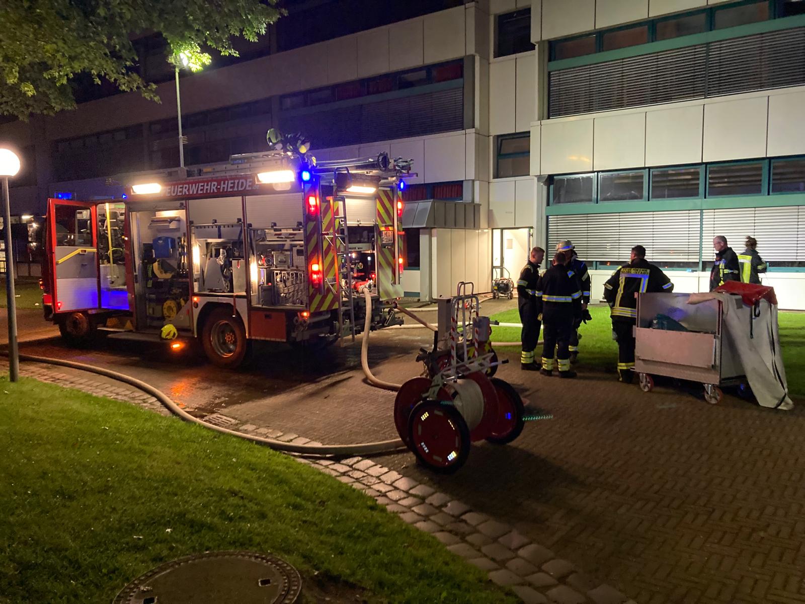 Feuerwehrkräfte vor dem Gebäude in Heide.