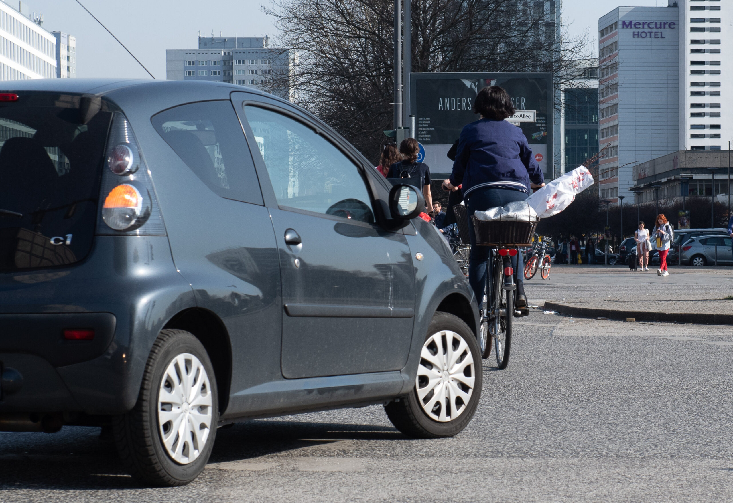 Der Autofahrer soll laut hupend hinter den Radlern hergefahren sein. (Symbolfoto)