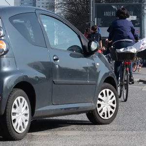 Der Autofahrer soll laut hupend hinter den Radlern hergefahren sein. (Symbolfoto)
