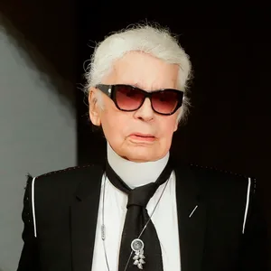 Über den vor fünf Jahren verstorbenen Karl Lagerfeld erscheint bald eine Serie.