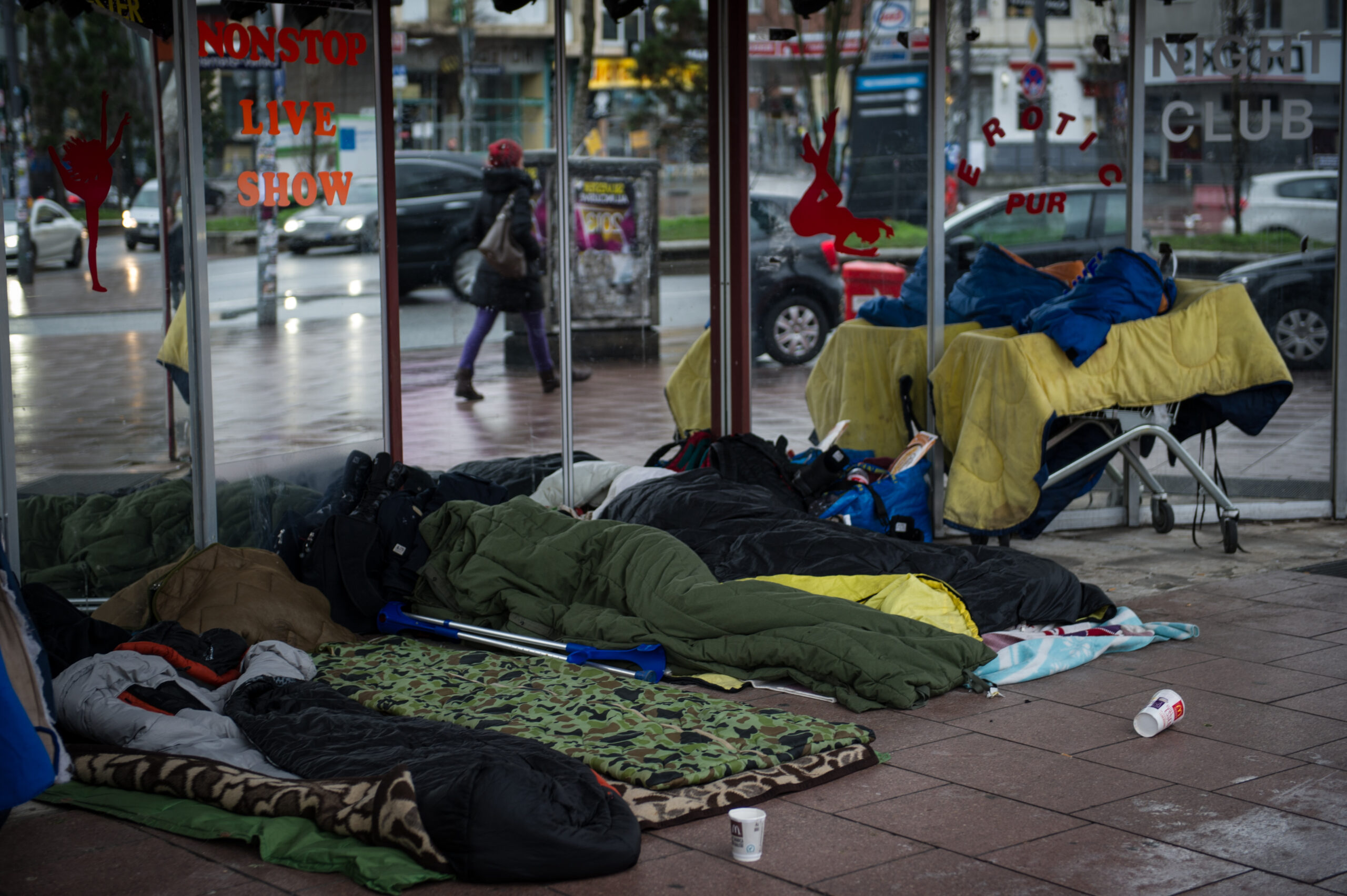 Obdachlose schlafen auf der Reeperbahn.