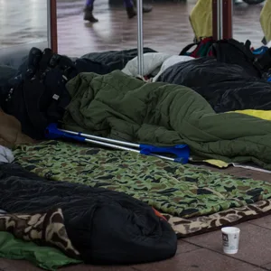 Obdachlose schlafen auf der Reeperbahn.