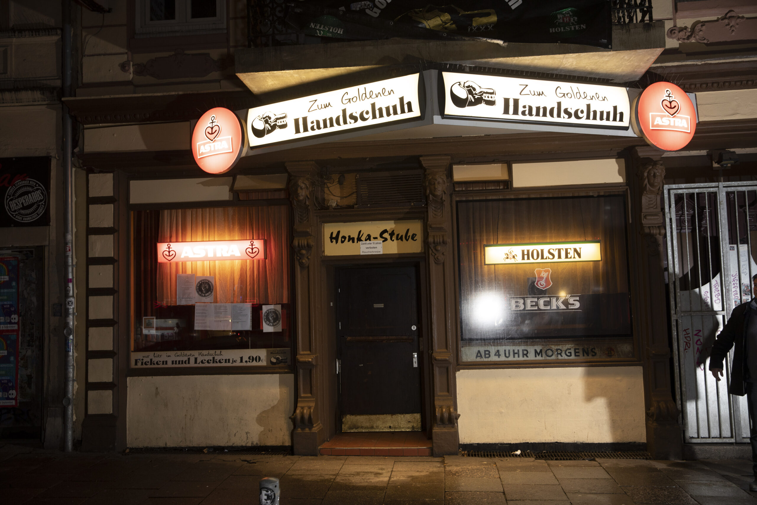 Die Kneipe „Zum Goldenen Handschuh“ auf dem Hamburger Berg. Einer der Mitarbeiter wurde auf dem Heimweg brutal attackiert.