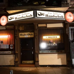 Die Kneipe „Zum Goldenen Handschuh“ auf dem Hamburger Berg. Einer der Mitarbeiter wurde auf dem Heimweg brutal attackiert.