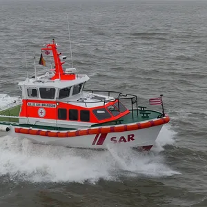 Rettungsboot mit Bugwelle