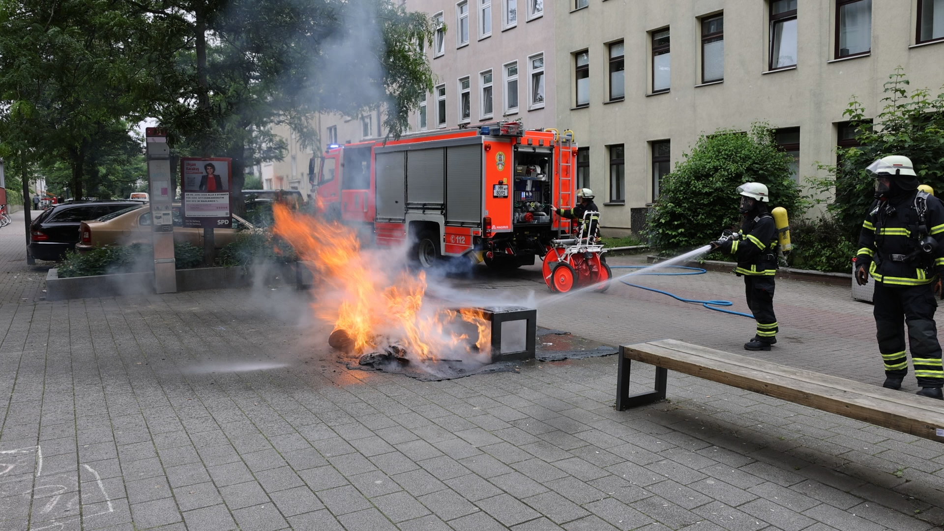 Feuer in Schule in Harburg – Hausmeister zieht brennenden Müllcotaier ins Freie und verhindert so Schhlimmeres