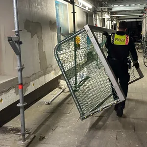 Fußballtore von Schulgelände geklaut – Polizei nimmt zwei Männer fest