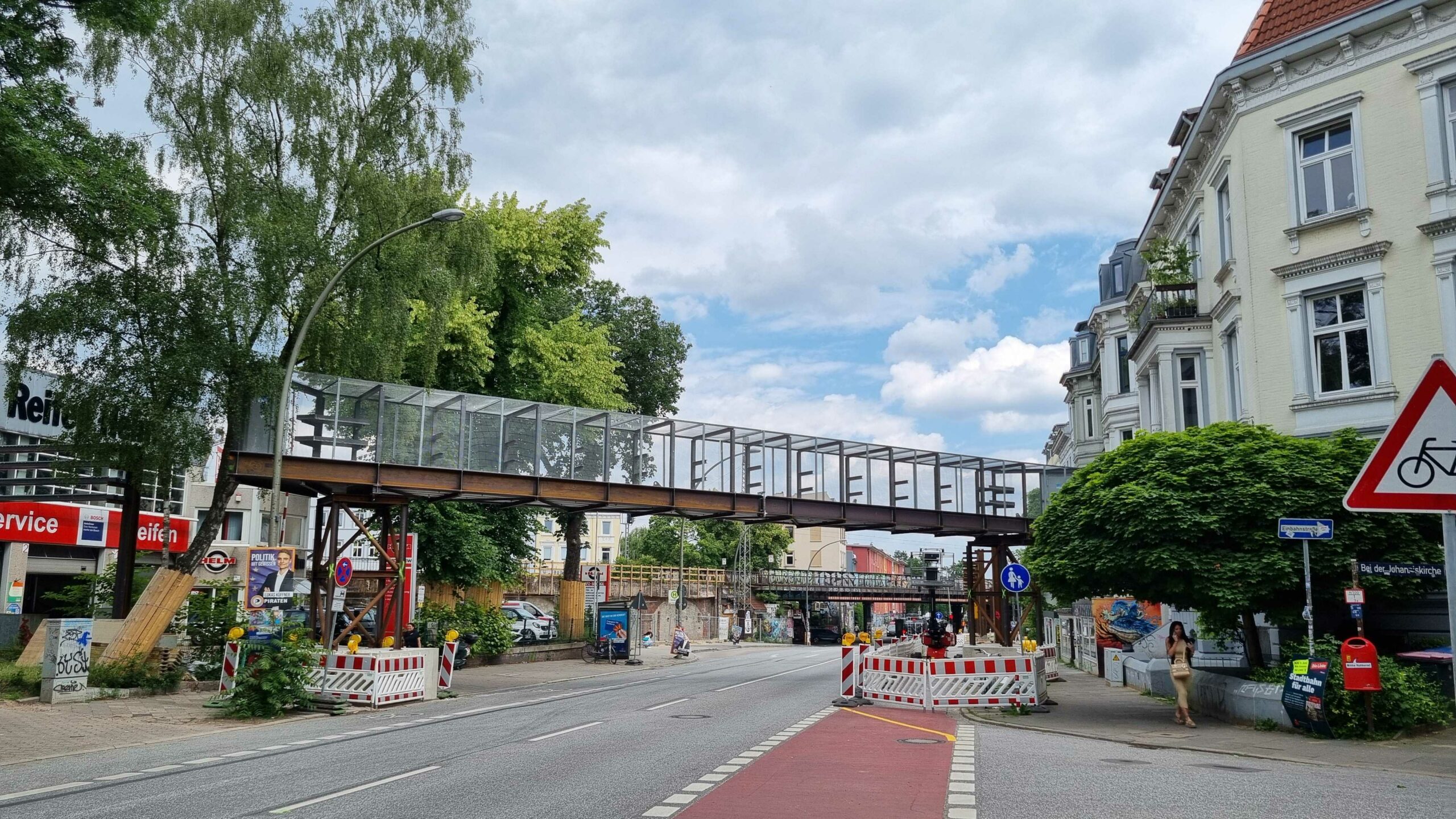 Rund um die historische Sternbrücke stehen seit kurzem viele Stahlstützen.