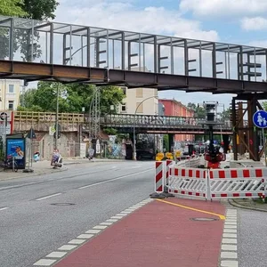 Rund um die historische Sternbrücke stehen seit kurzem viele Stahlstützen.