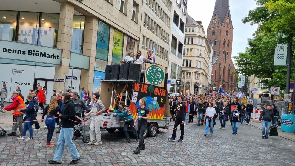 Der Demozug ist um kurz vor 18 Uhr am Ballindamm angekommen.