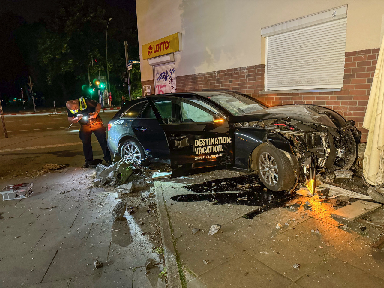 Auf der Flucht vor der Polizei verlor der Fahrer des „Miles“-Audi die Kontrolle und raste gegen einen Stromkasten.