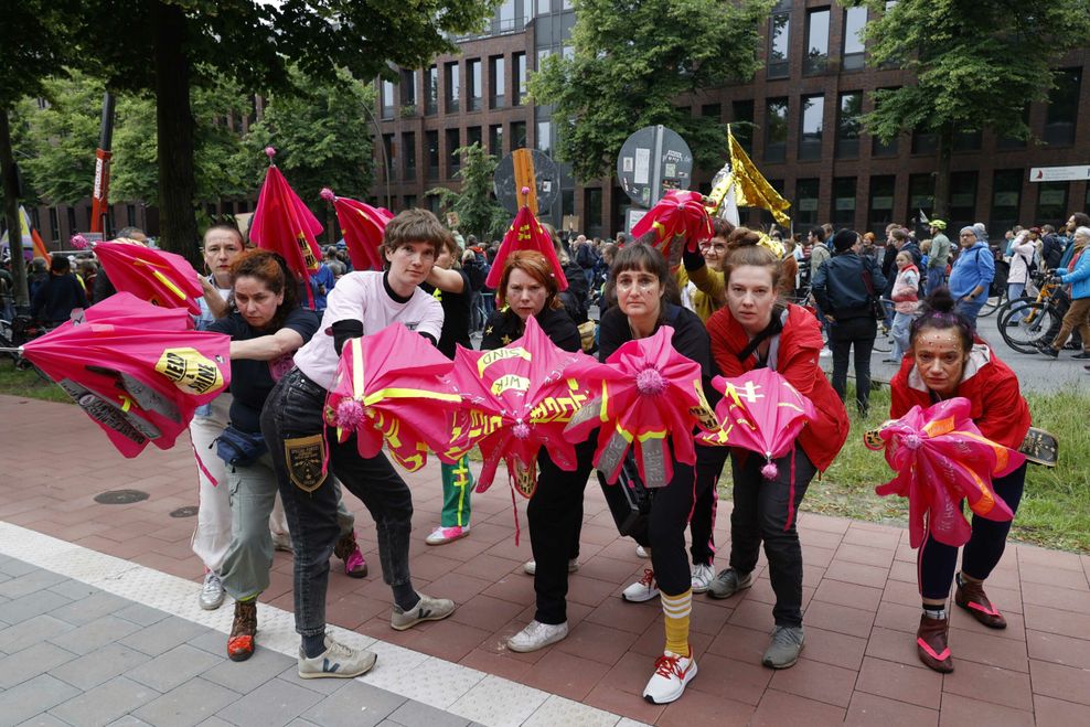 Künstlerinnen der Initiative „shield & shine“ auf der Demo.