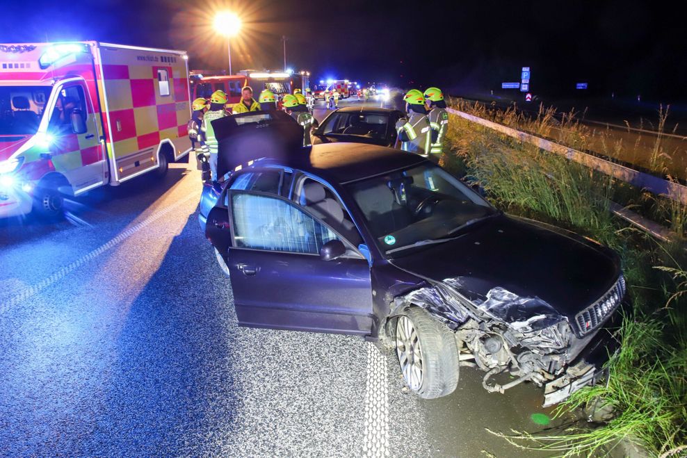 Frau wollte auf Autobahn Spur wechseln und kracht mit Audi zusammen – fünf Verletzte