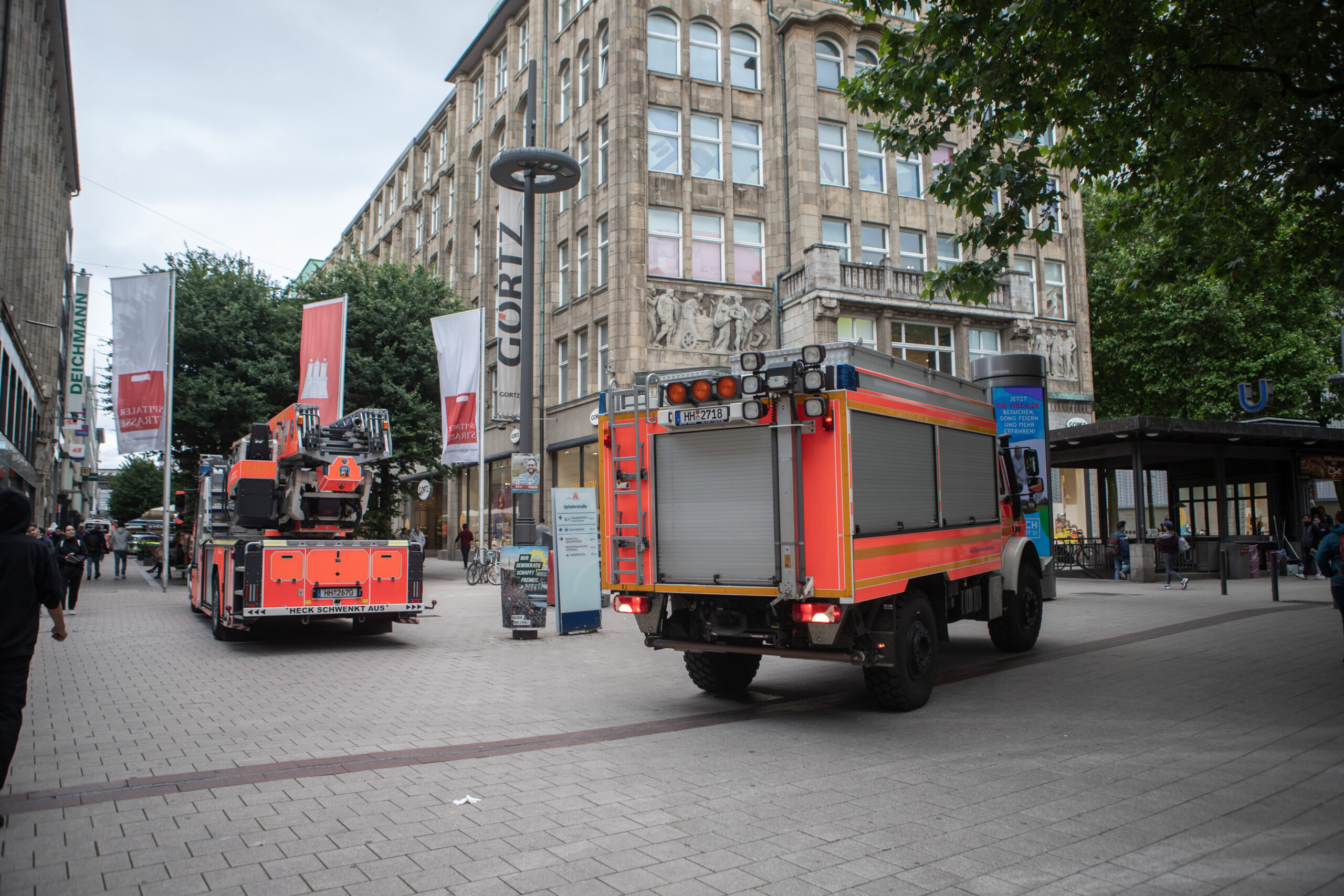In der City – Kind an der Mönckebergstraße in Rolltreppe eingeklemmt – Feuerwehr befreit es
