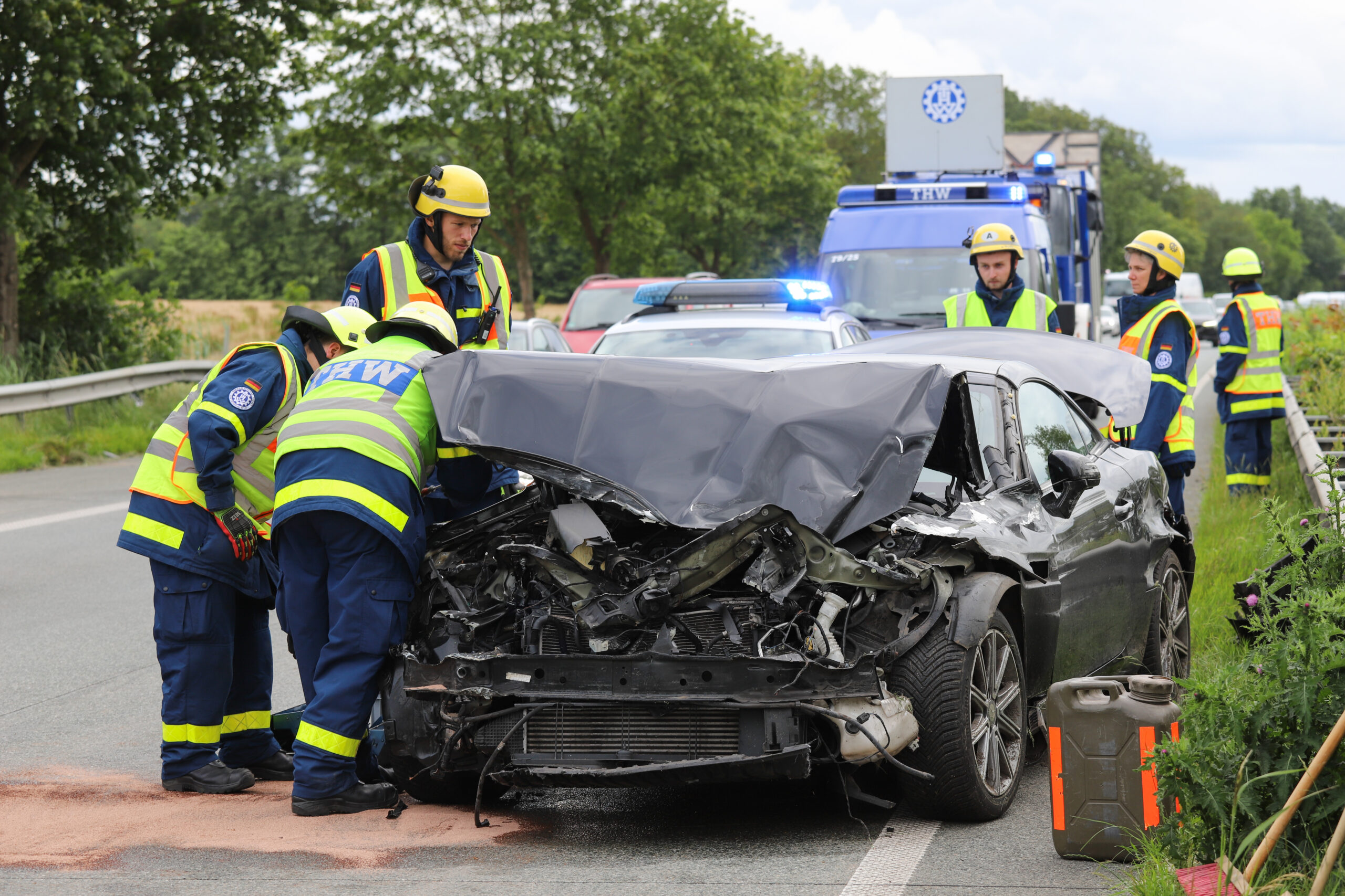 Der Mercedes wurde beim Aufprall auf die Leitplanke schwer beschädigt.