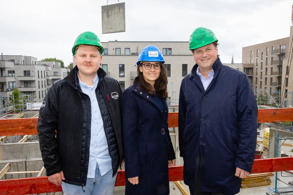 Stadtentwicklunssenatorin Karen Pein (SPD) lobte die innovative Fertigbeton-Technologie. Hier steht sie neben Chef des Bauunternehmens, Nikolaus Ditting (r.), und dem Bauleiter Henning Eggers.