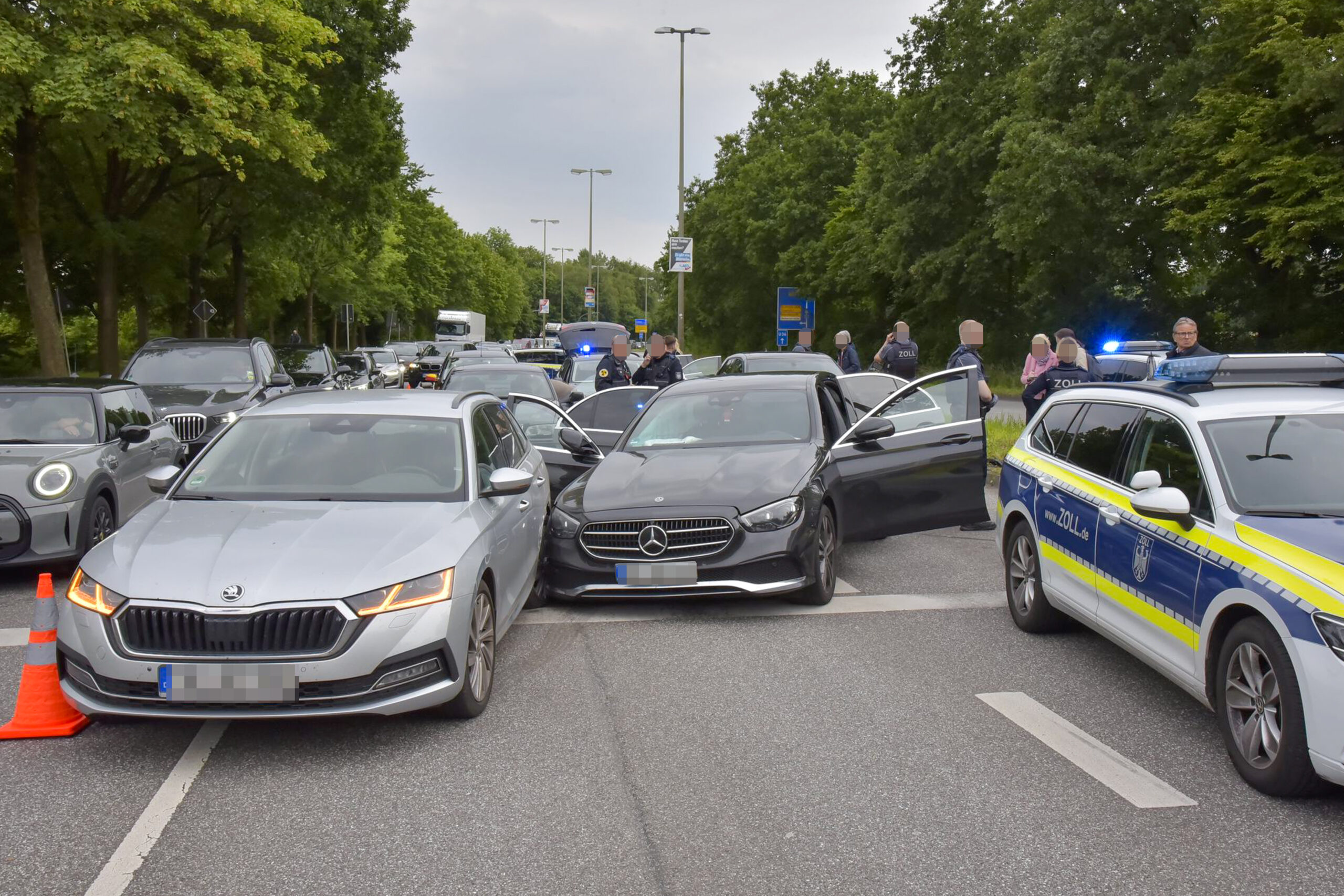 Der Fahrer des schwarzen Mercedes flüchtete vor dem Zoll und verursachte einen Unfall.