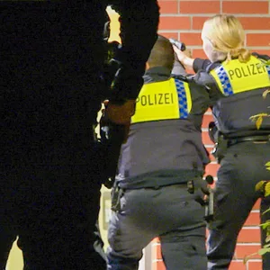 Dramatischer Einsatz in Rahlstedt. Mann steckt Vater in Brand und schießt dann auf Polizei. SEK erwiedert das Feuer und trifft ihn tödlich
