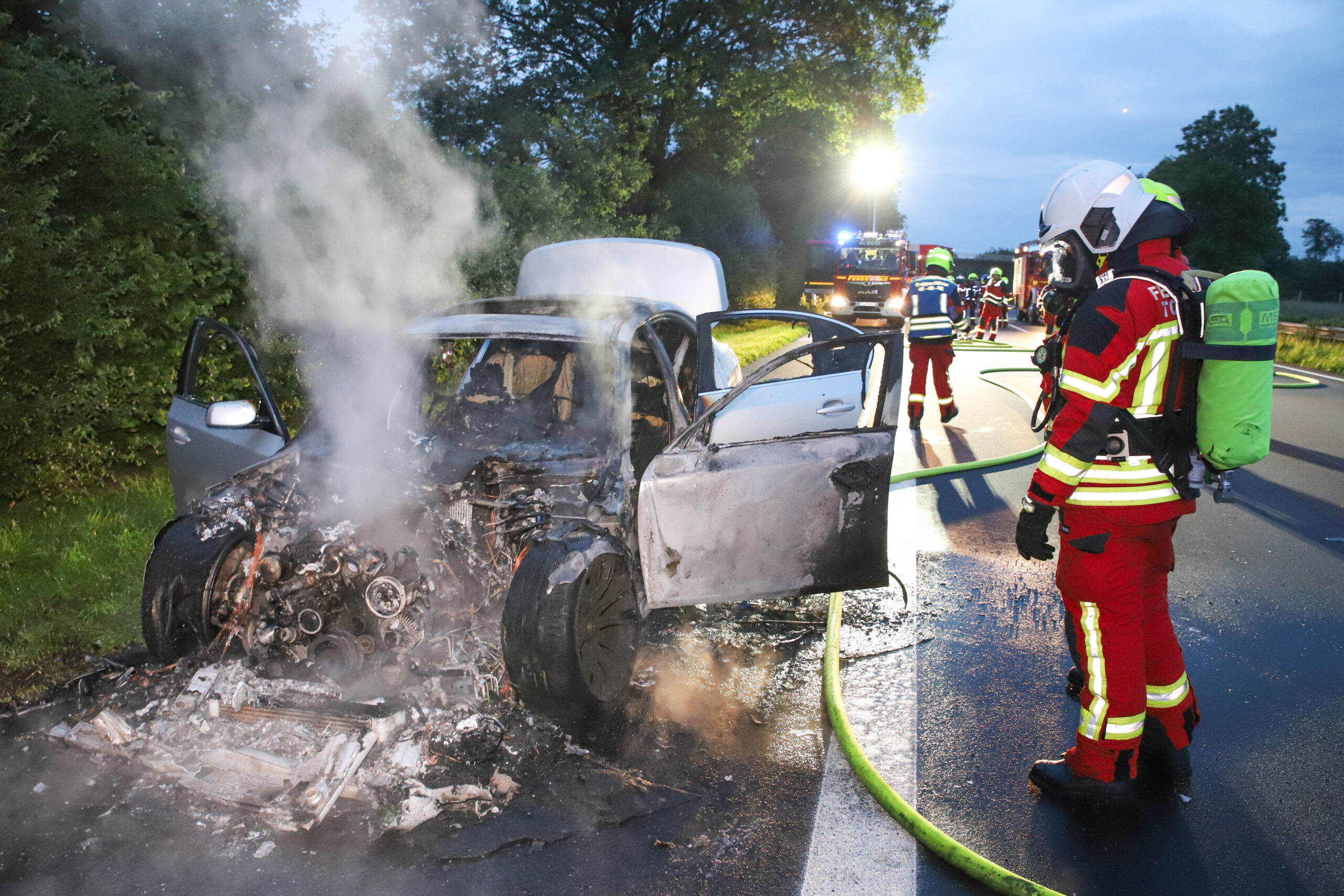 Ein BMW ist auf der A23 bei Tornesch plötzlich in Flammen aufgegangen.