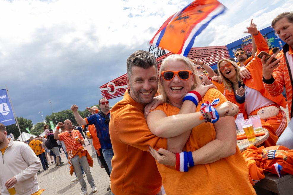 Brenda Lukkien (50) und Niels Paulus (41) freuen sich über die friedliche Fan-Stimmung auf dem Heiligengeistfeld.